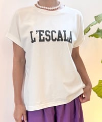 " L’ESCALA " ロゴ Tシャツ