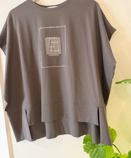 New Color 箔スクエア ロゴTシャツ