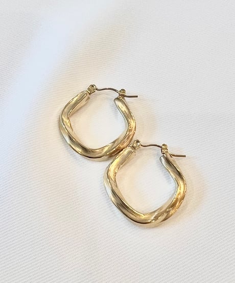 【金属アレルギー対応】変形リングピアス