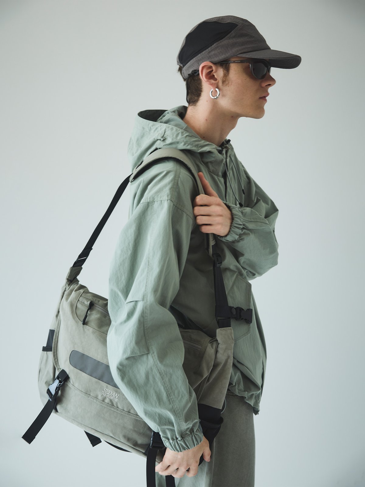 OVERDYED NYLON MESSENGER BAG - SEDAN ALL-PURPOS OVERDYED NYLON MESSENGER BAG - SEDAN ALL-PURPOS