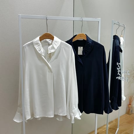《即日発送📦》残りわずか💦 V-Neck Frill Blouse
