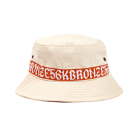 BRONZE 56K OLD E BUCKET HAT WHITE
