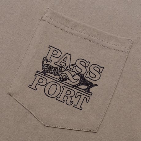 PASSPORT TRINKETS POCKET TEE KHAKI