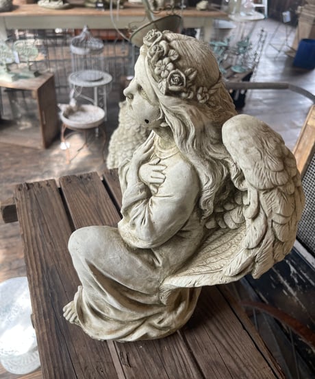 ENGLISH ANGEL KNEEL DOWN IN PRAYER