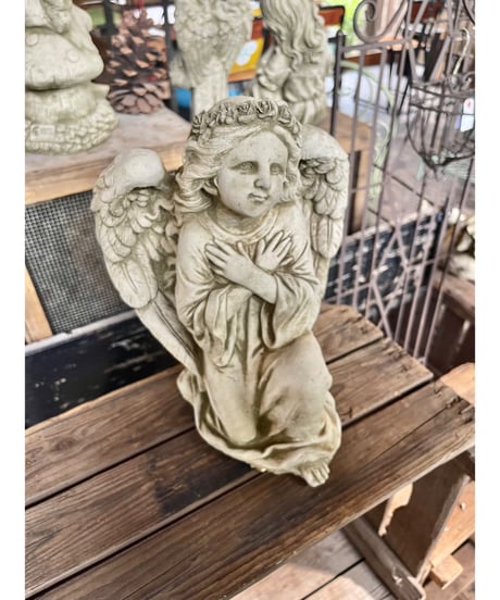 ENGLISH ANGEL KNEEL DOWN IN PRAYER
