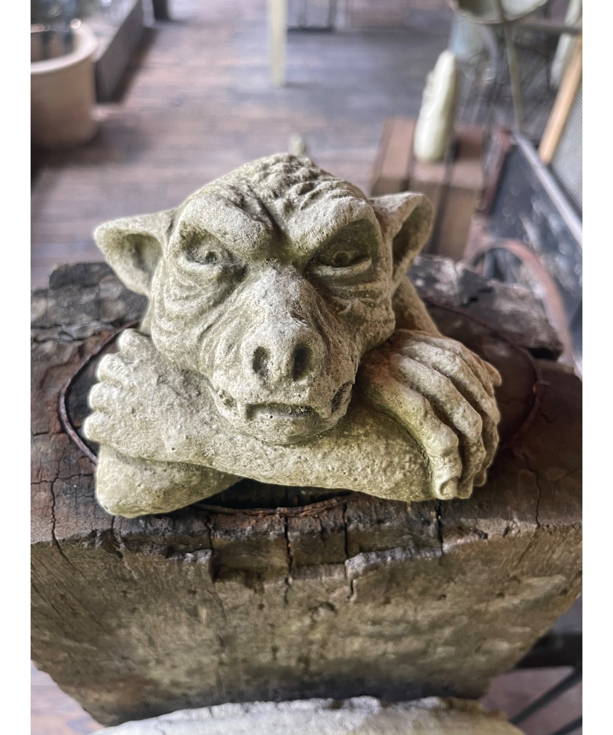 English Hanging Gargoyle | Okanoueno Tsurubaraya