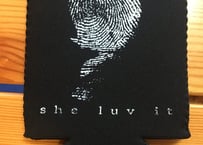she luv it - can Koozie Black
