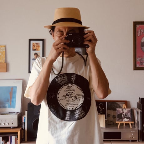 SINGER SONGWRITER T-Shirts Litebeige×Black