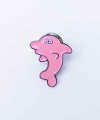 幸福館　幸せを呼ぶ ピンクイルカのピンバッジ