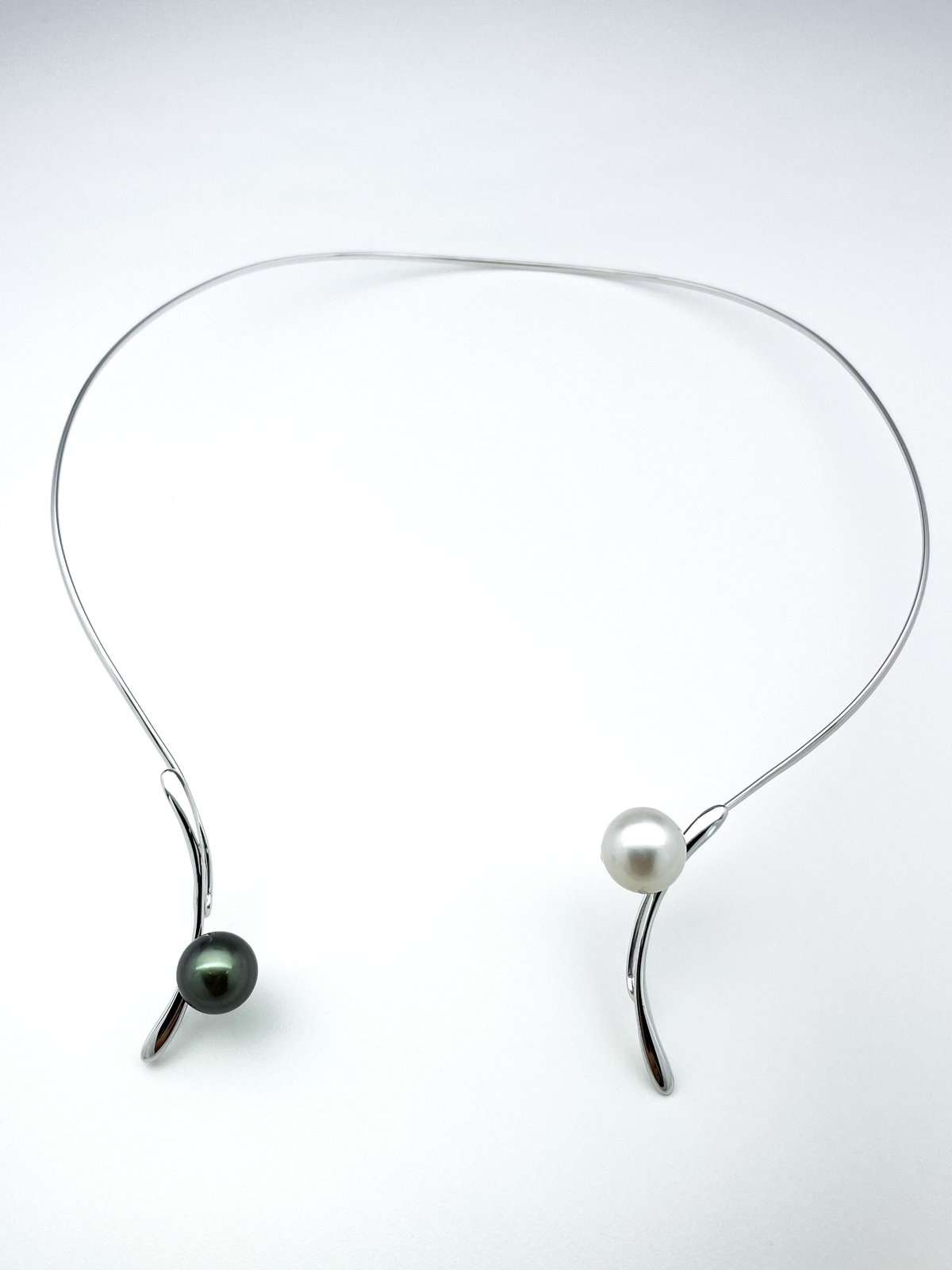 SILVER 白蝶＆黒蝶パール フロントクリップネックレス 11～12㎜珠