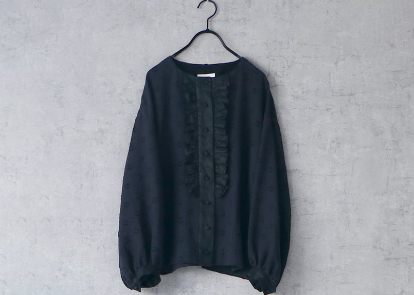 BL269BK コットンスノードット・フリルブラウス／ブラック