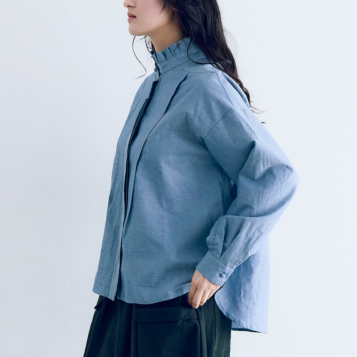 BL271BL コットンリネンシャンブレー・ラッフルカラー・ブラウス