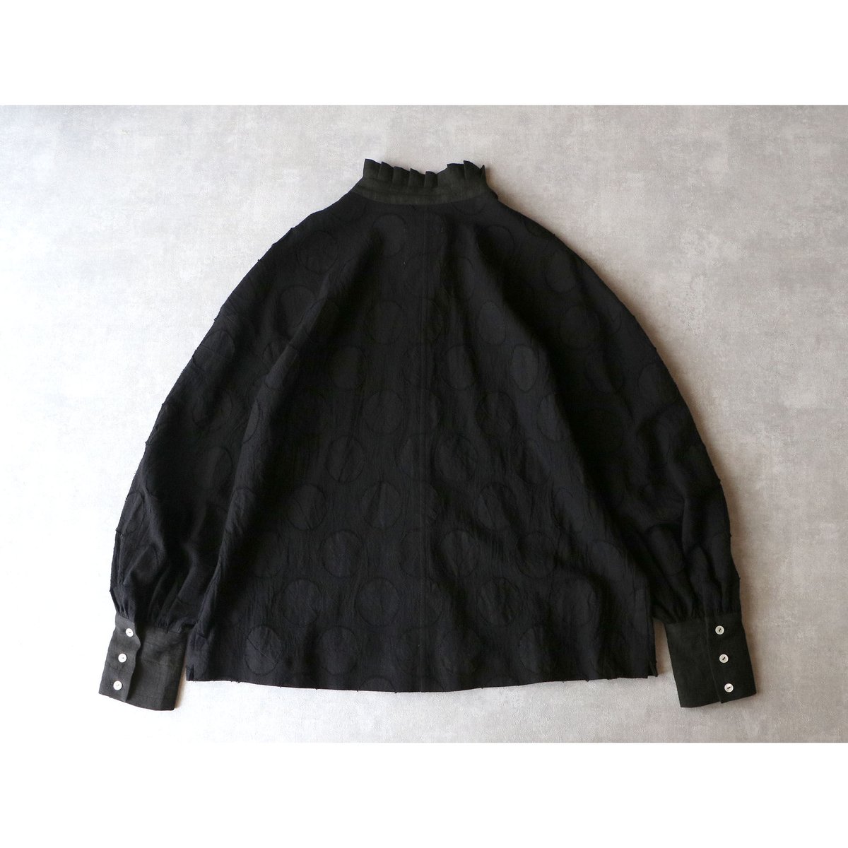 BL203BK コットンリネン・ドット・ ラッフル・ブラウス／ ブラック  