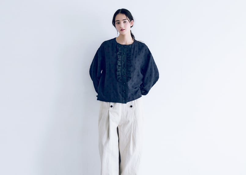 BL269BK コットンスノードット・フリルブラウス／ブラック