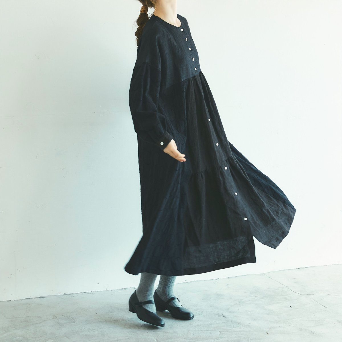 まもなく終了【極美品】MAGALIアイリッシュリネン＆コットン・タックワンピース 綺麗に折りたたんだ大きめのタックが印象的な アイリッシュ