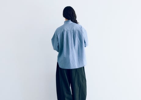 BL271BL　 コットンリネンシャンブレー・ラッフルカラー・ブラウス／ブルー（MAGALI）