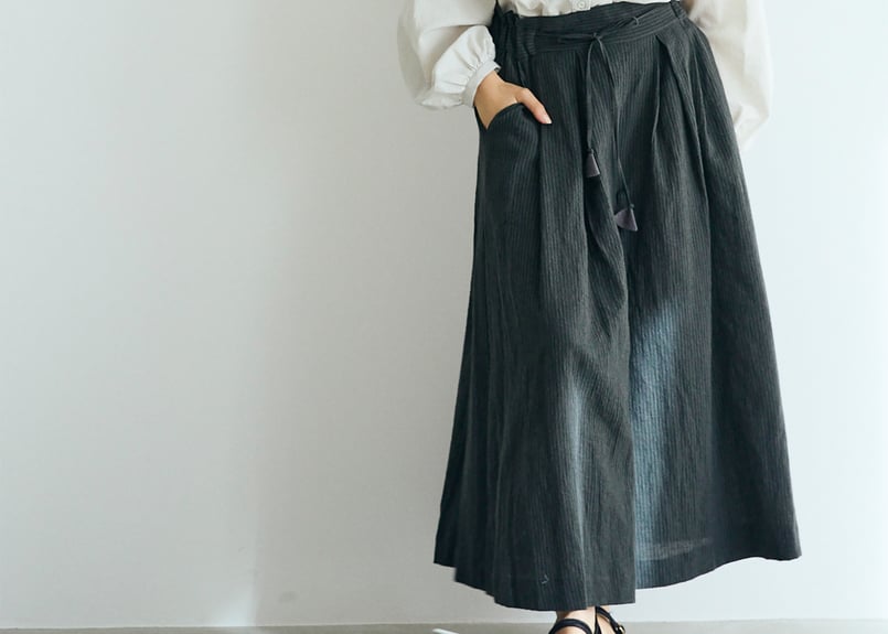 MAGALI ストライプコットンサイドボタンブラウス　チャコール　新品 リネンコットンストライプ・タックワイドパンツ／チャコール | MAGALI