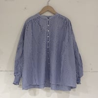 UNIVERSAL TISSU タイプライターシャーリングブラウス ブルーストライプ