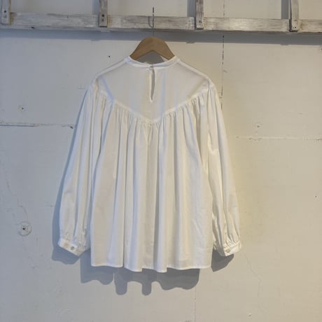 UNIVERSAL TISSU スタンドカラーブラウス シロ
