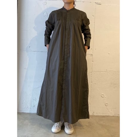 UNIVERSAL TISSU ナチュラルタイプライター ピンタックワンピース チャコール
