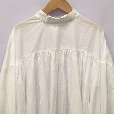 UNIVERSAL TISSU モックネックブラウス　シロ