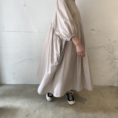 UNIVERSAL TISSU シルキータイプライターＶネックギャザーワンピース ペールベージュ