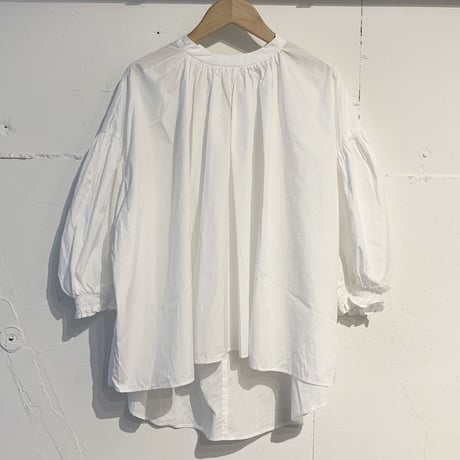 UNIVERSAL TISSU モックネックギャザーブラウス シロ