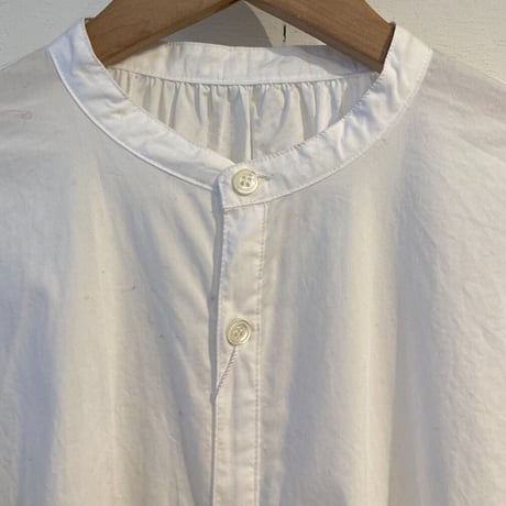 UNIVERSAL TISSU ナチュラルタイプライター シャーリングシャツワンピース シロ