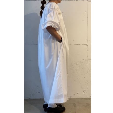UNIVERSAL TISSU ナチュラルタイプライター ギャザードレス シロ