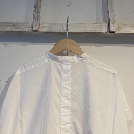 UNIVERSAL TISSU ナチュラルタイプライター バンドカラーロングシャツ シロ