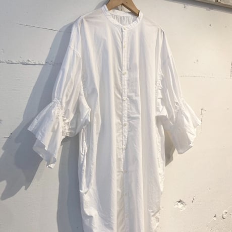 UNIVERSAL TISSU ナチュラルタイプライター シャーリングシャツワンピース シロ