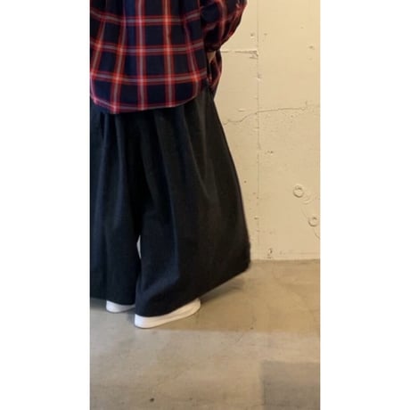 UNIVERSAL TISSU サキソニー ツイルキュロット チャコール
