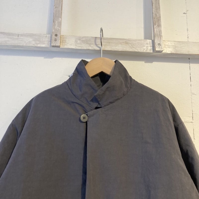 grin CLシーチング中綿ロングコート スチールグレー | un de plus