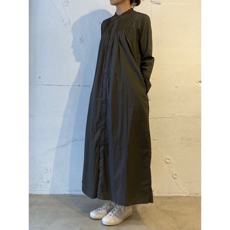 UNIVERSAL TISSU ナチュラルタイプライター ピンタックワンピース チャコール