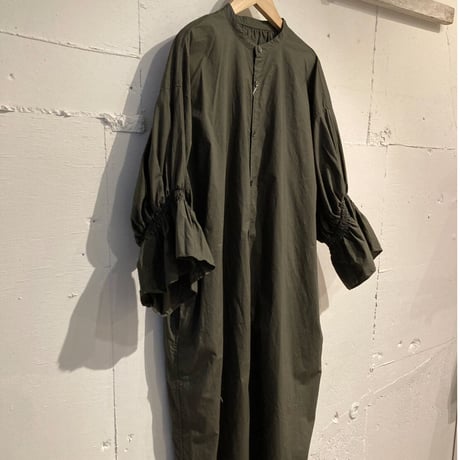 UNIVERSAL TISSU ナチュラルタイプライター シャーリングシャツワンピース チャコール