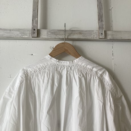 UNIVERSAL TISSU ナチュラルタイプライター ギャザーシャツ シロ