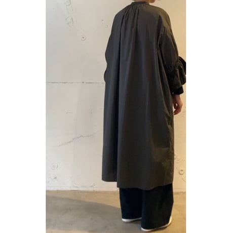UNIVERSAL TISSU ナチュラルタイプライター シャーリングシャツワンピース シロ