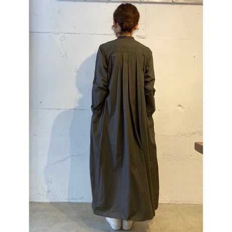 UNIVERSAL TISSU ナチュラルタイプライター ピンタックワンピース チャコール