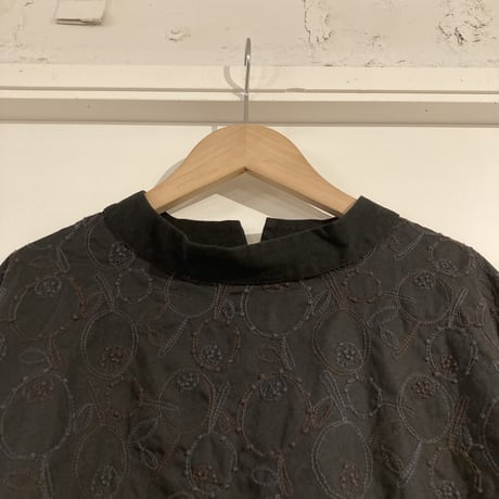 grin witeberry刺繍プルオーバー ブラック