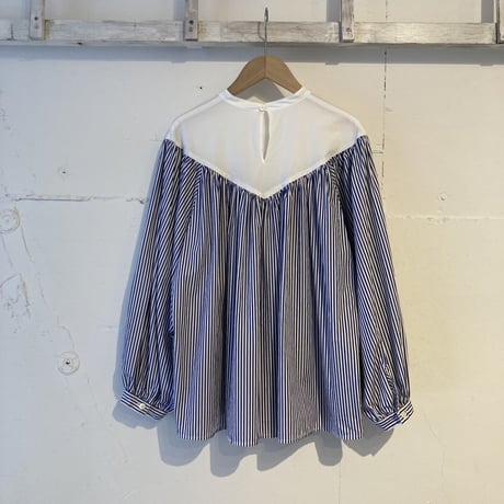 UNIVERSAL TISSU スタンドカラーブラウス ネイビーピンストライプ