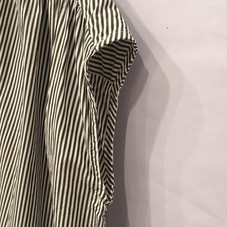 UNIVERSAL TISSU　ギャザーブラウス　白黒ストライプ