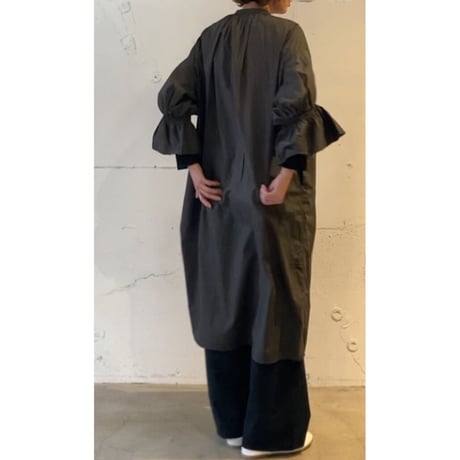 UNIVERSAL TISSU ナチュラルタイプライター シャーリングシャツワンピース シロ