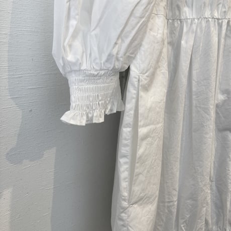 UNIVERSAL TISSU シルキータイプライター ティアードワンピース シロ