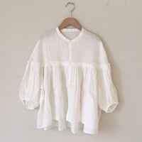 UNIVERSAL TISSU フレンチリネンバンドカラーブラウス オフ