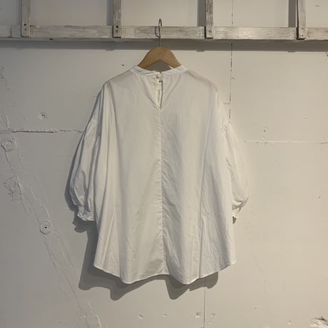 UNIVERSAL TISSU モックネックギャザーブラウス シロ