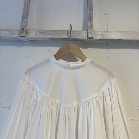 UNIVERSAL TISSU スタンドカラーブラウス シロ