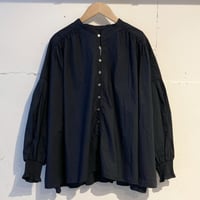 UNIVERSAL TISSU タイプライターシャーリングブラウス ネイビー