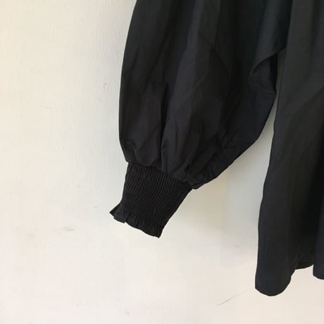 UNIVERSAL TISSU タイプライターシャーリングブラウス クロ