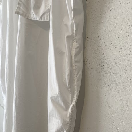 UNIVERSAL TISSU スリーブレスロングシャツ シロ
