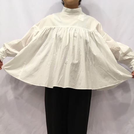 UNIVERSAL TISSU モックネックブラウス　シロ